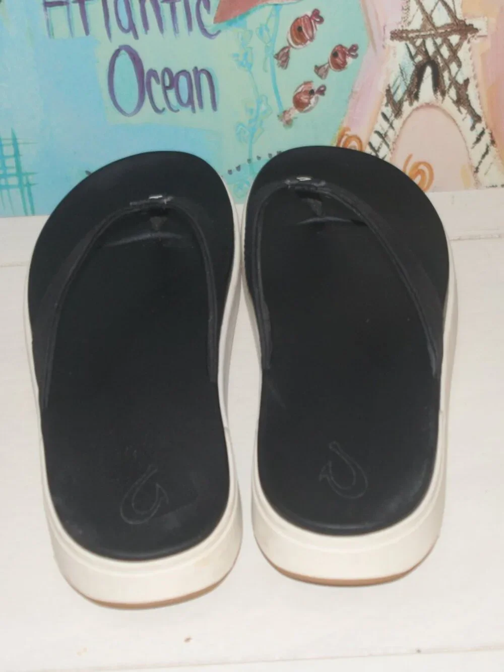 11A LADIES OLUKAI FLIP FLOPS - BLACK/WHITE - SIZE 9